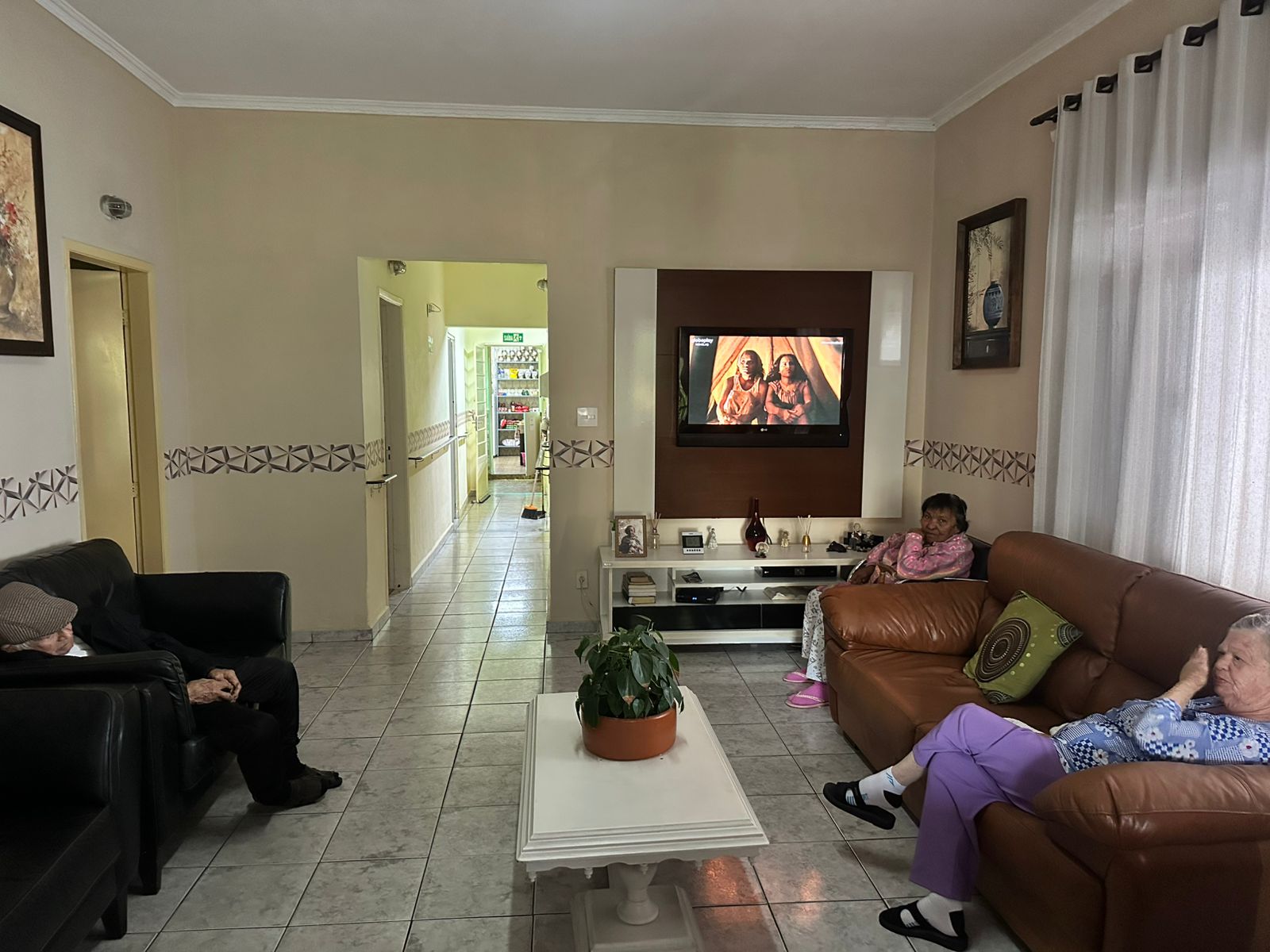 Sala de convivência da SCO MASTER com residentes